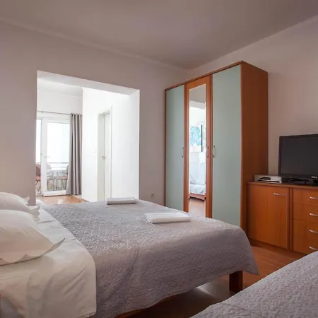 Apartments Marijan - Beachfront Tucepi Exterior photo