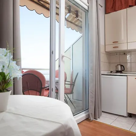 Apartments Marijan - Beachfront Tucepi Exterior photo