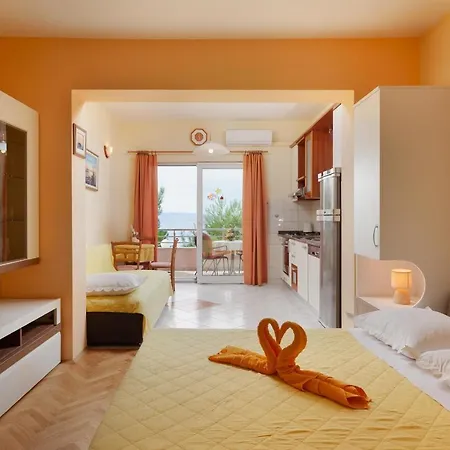Apartments Marijan - Beachfront Tucepi Exterior photo