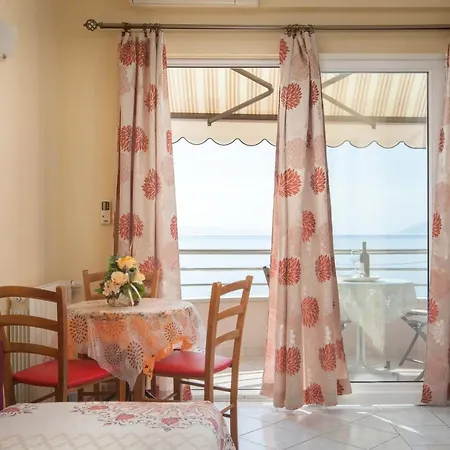 Apartments Marijan - Beachfront Tucepi Exterior photo